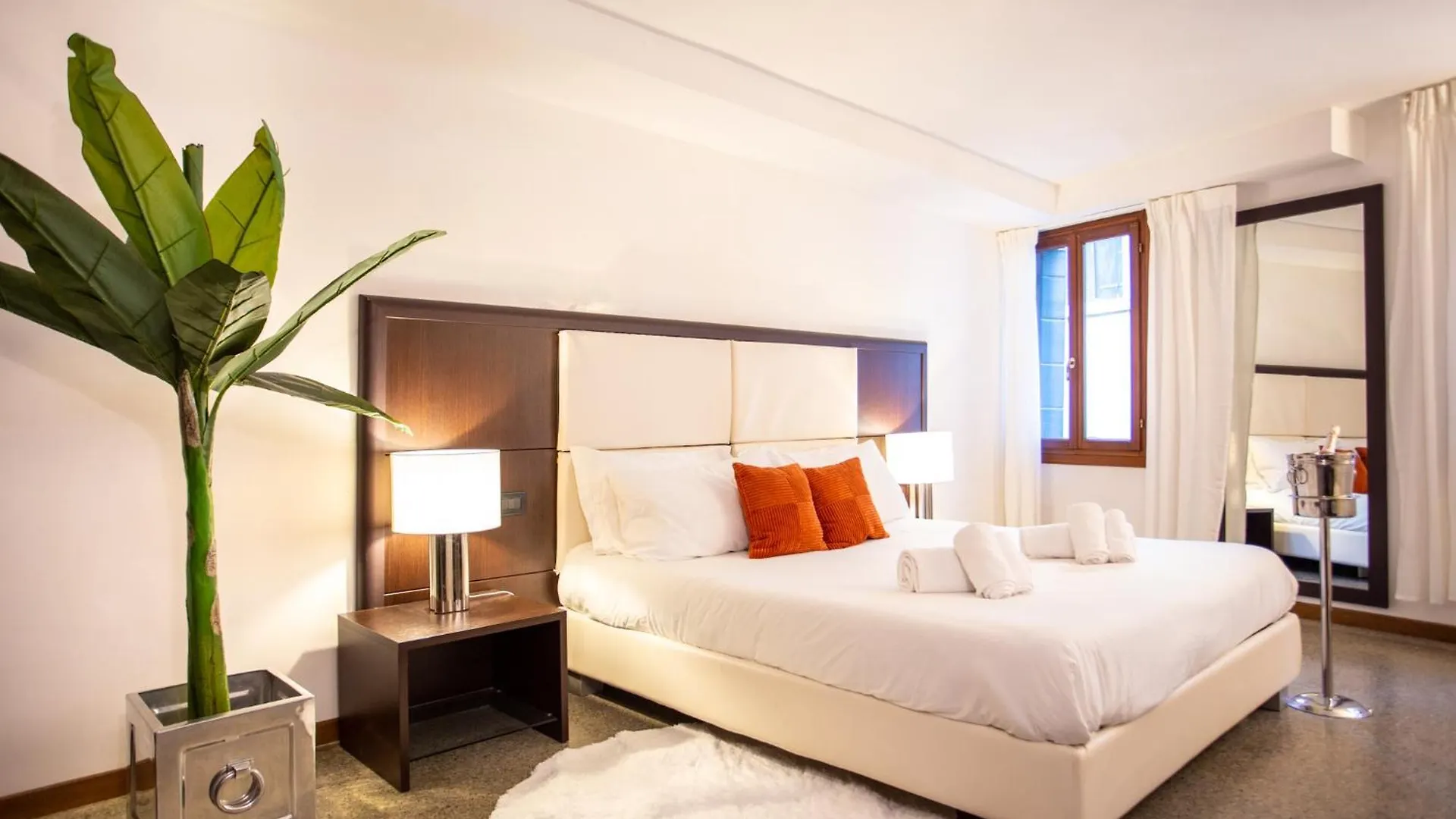 Luxury Apartment In San Marco, Venice contacts
